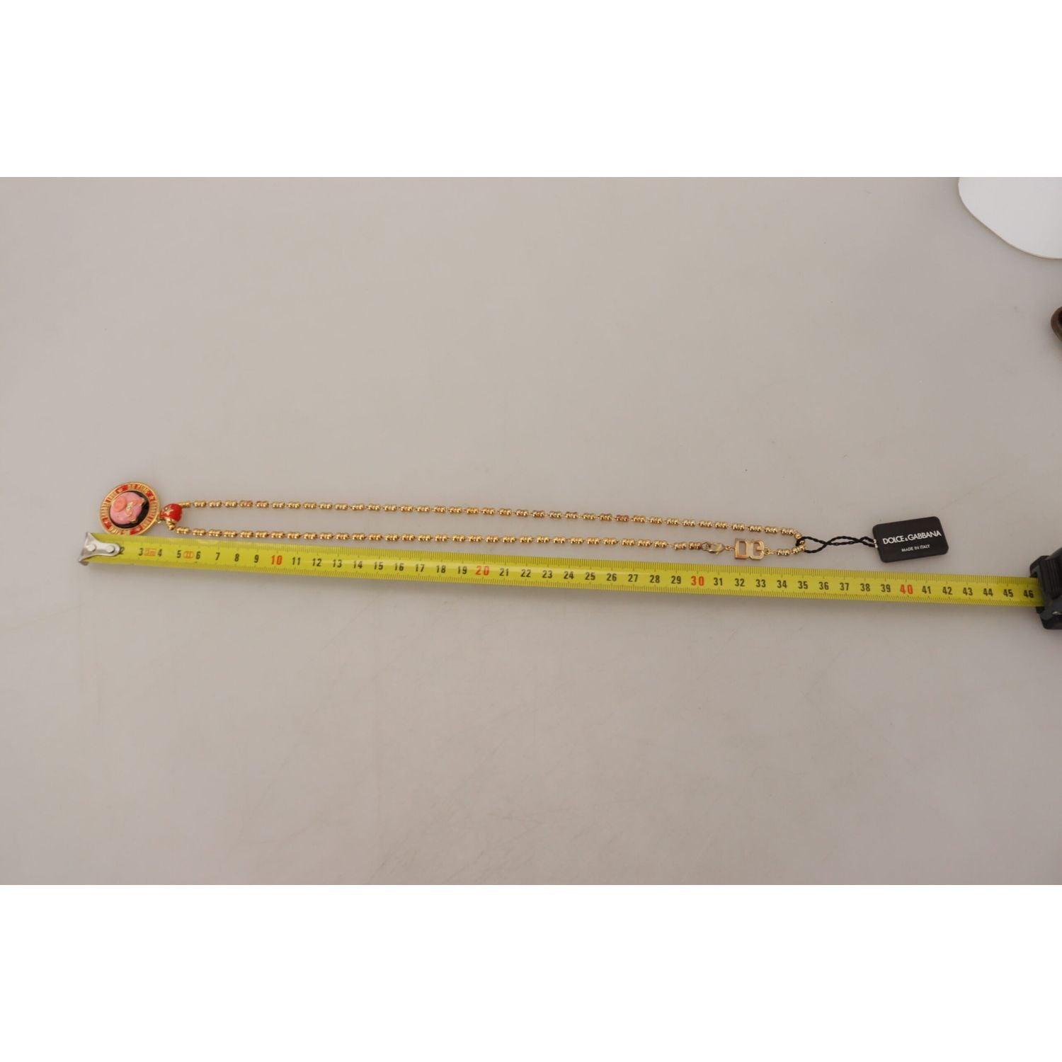 优雅的金色吊坠项链