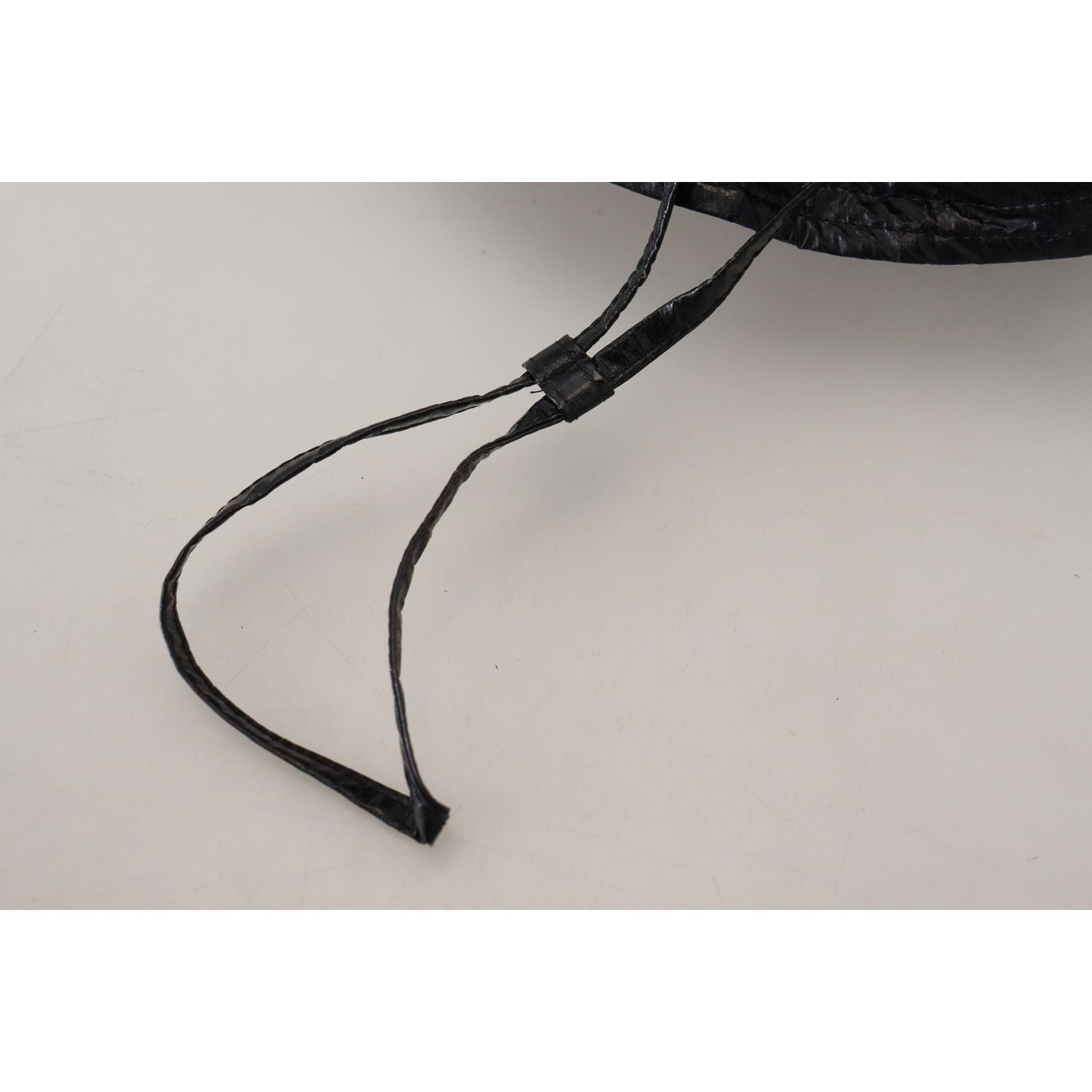 带徽标细节的时尚黑色渔夫帽