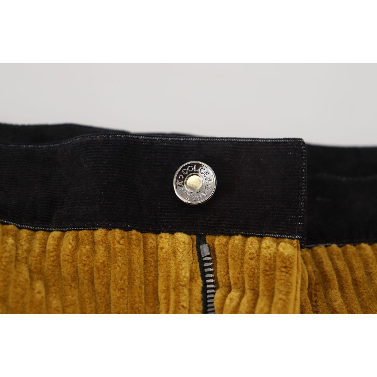 优雅的黄色点缀黑色锥形裤