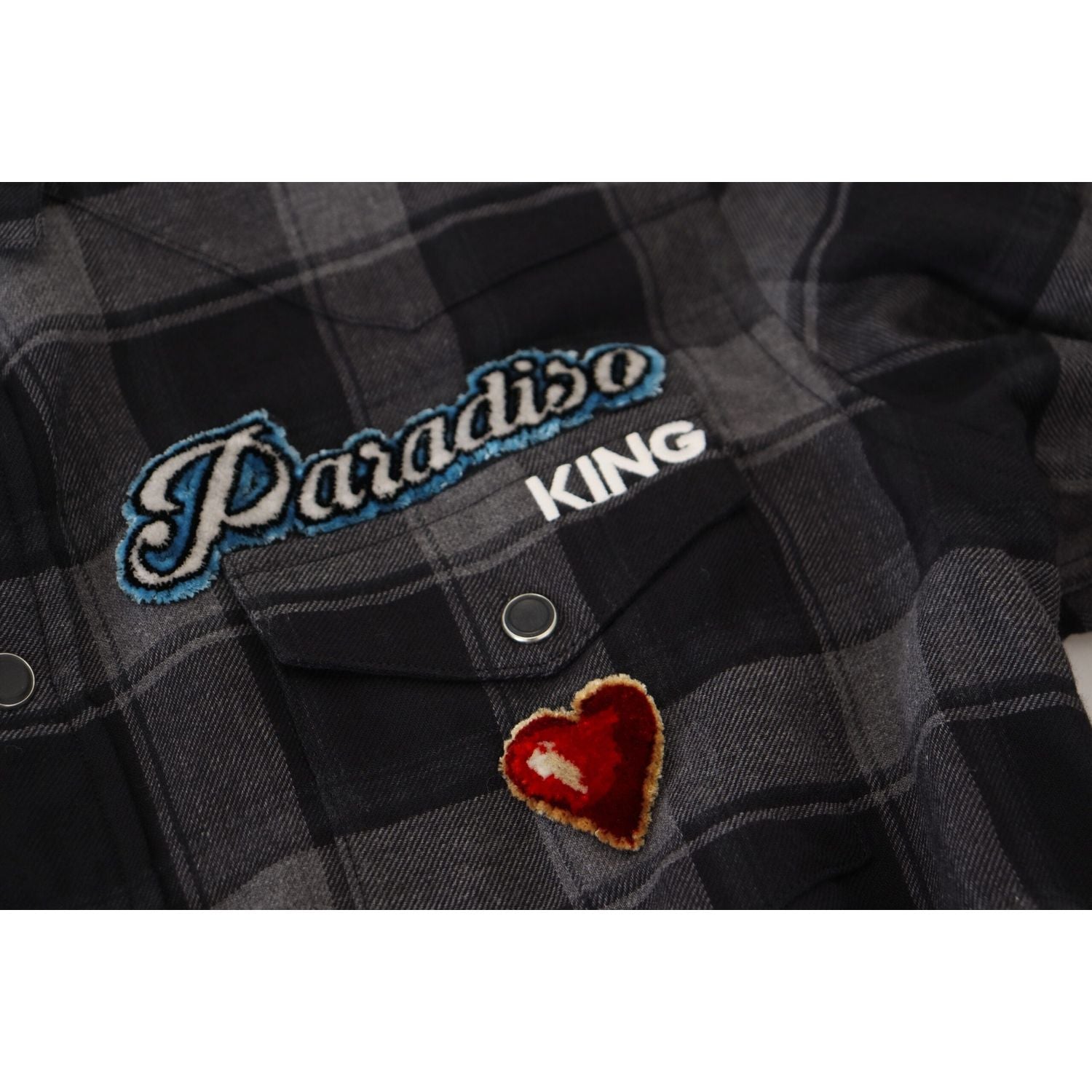 优雅的黑色和灰色纽扣衬衫