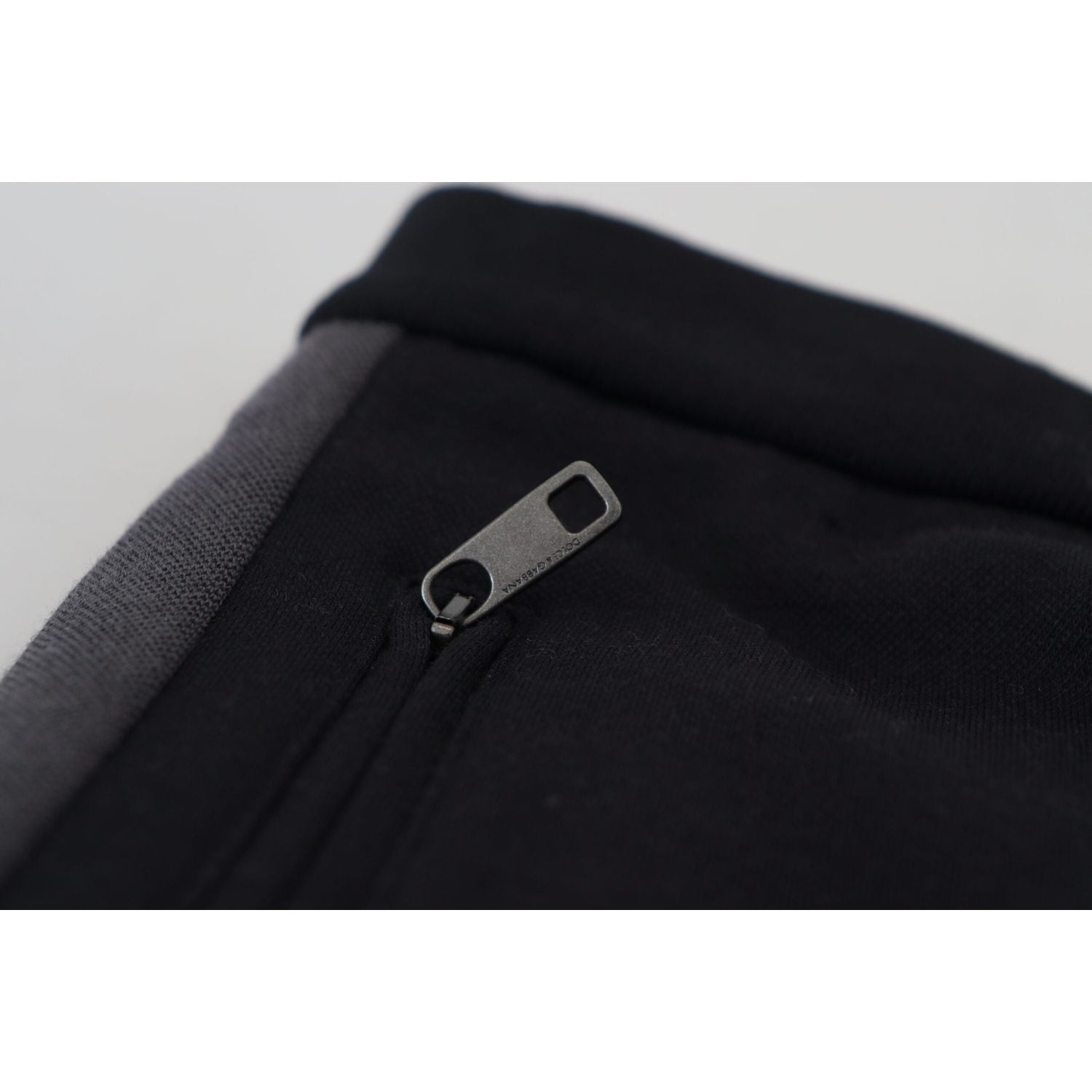 优雅的黑色慢跑裤，采用奢华羊毛混纺面料