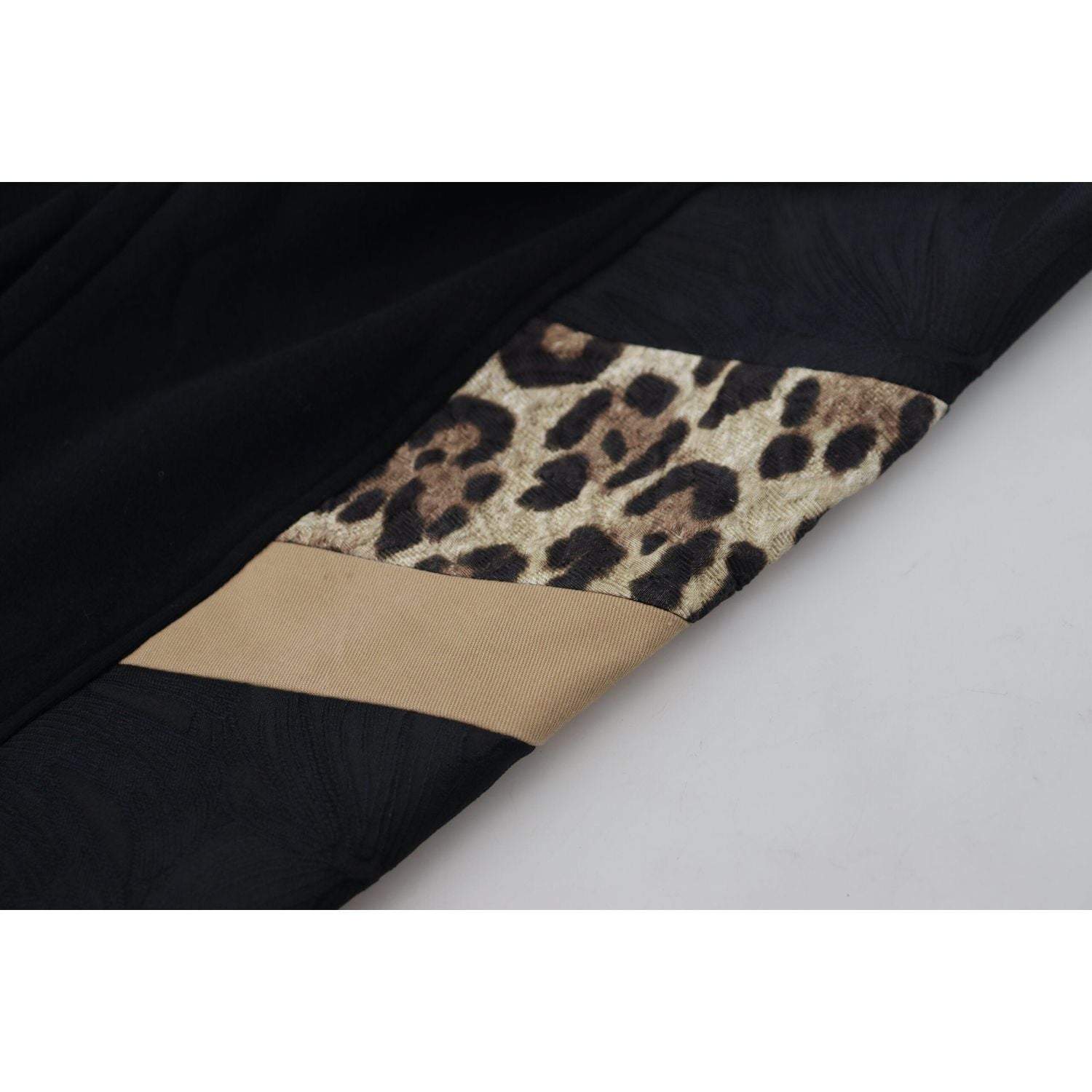 适合现代男士的优雅黑色慢跑裤