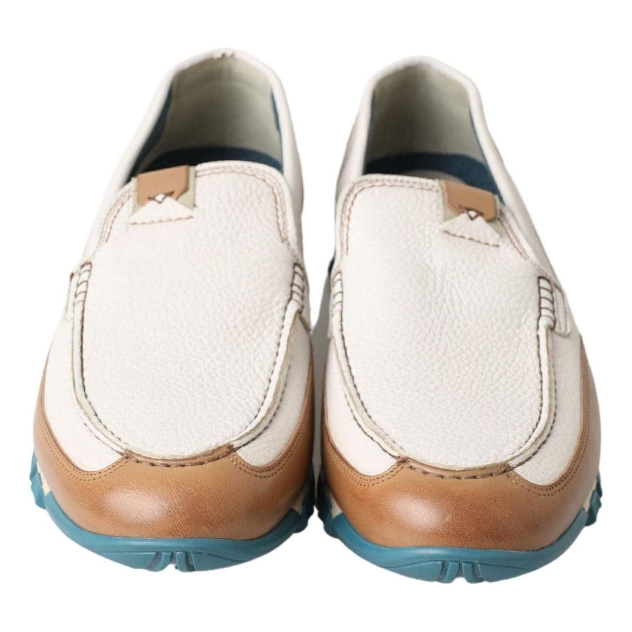 优雅的白色皮革拖鞋