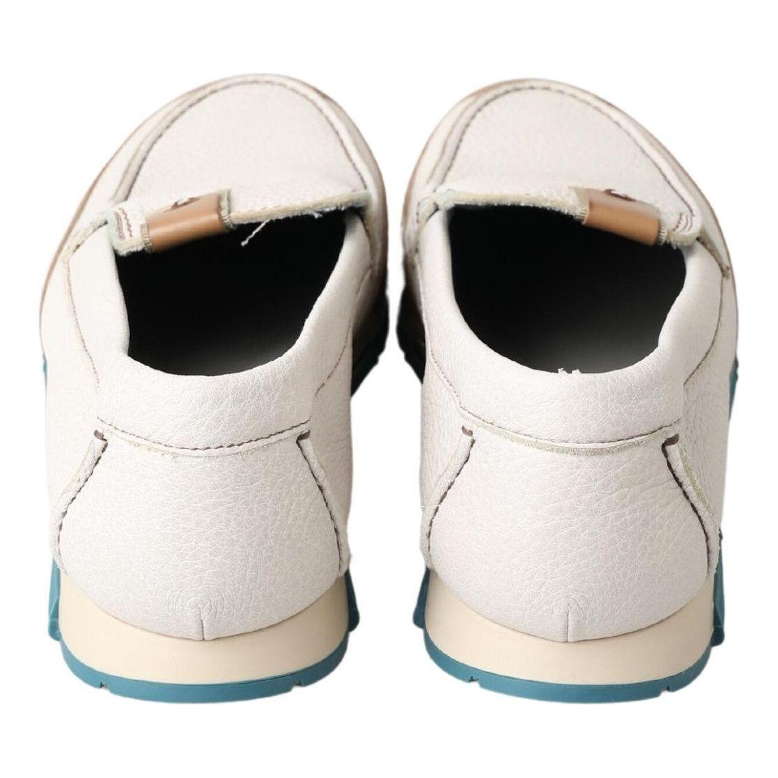 优雅的白色皮革拖鞋