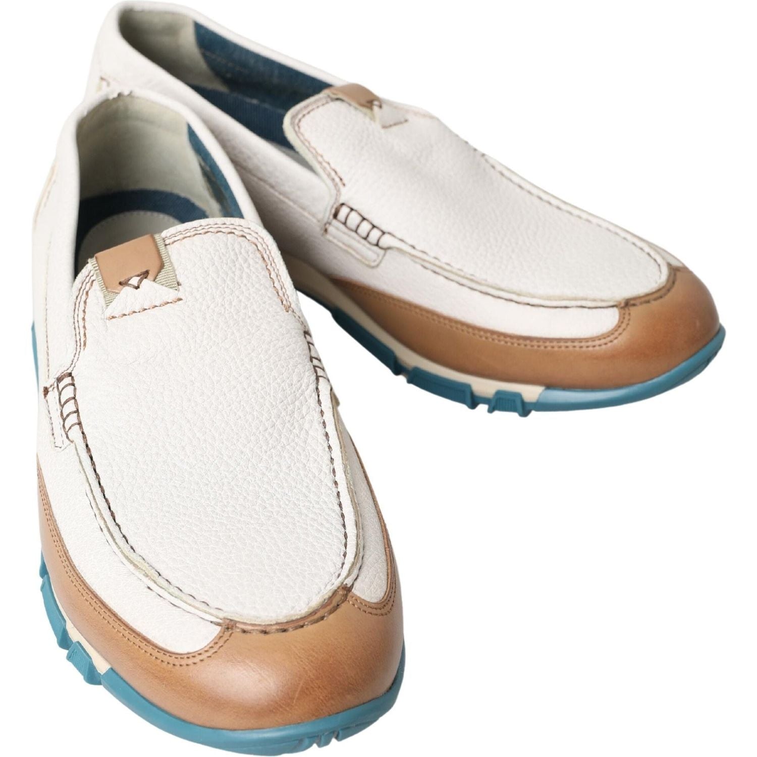 优雅的白色皮革拖鞋