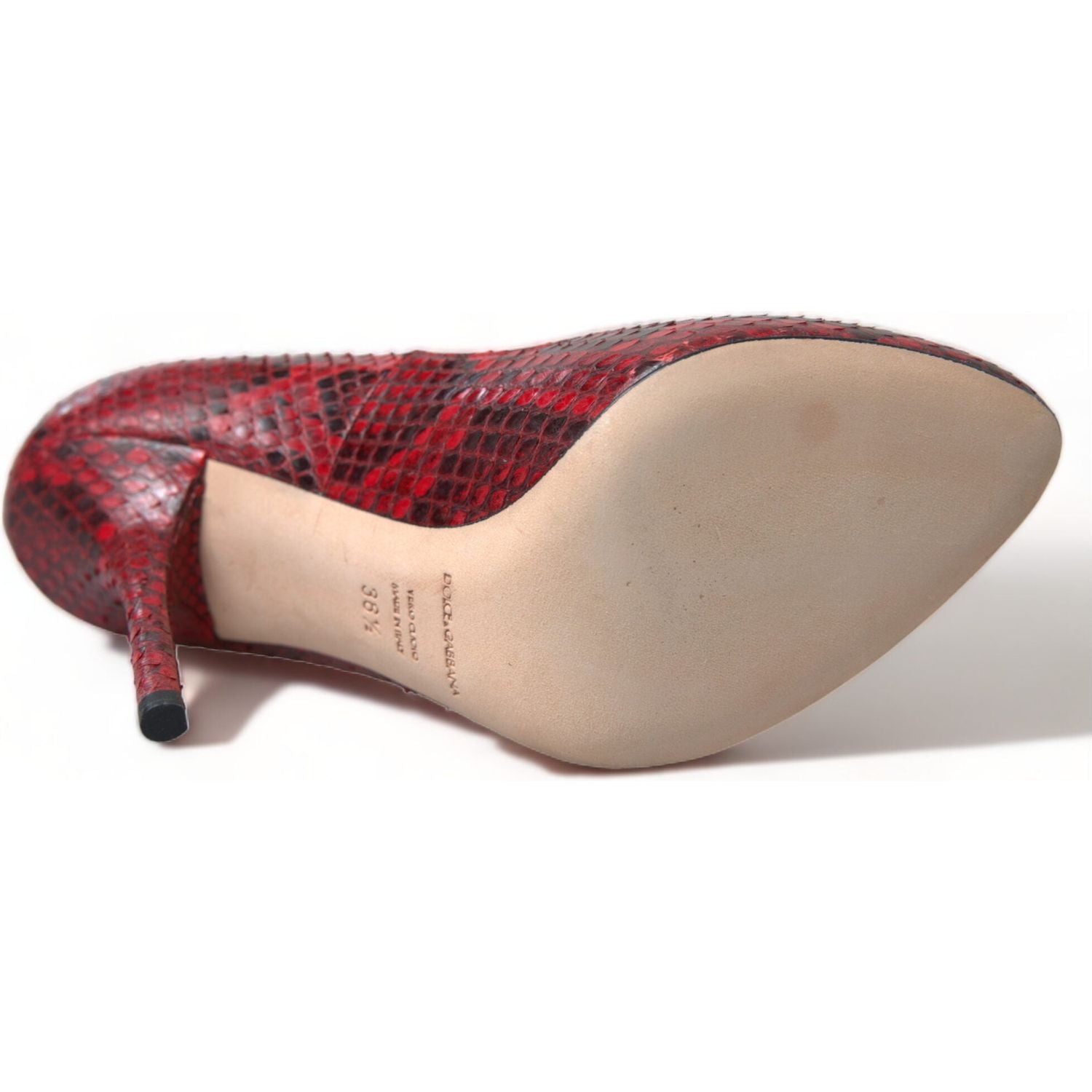 红色杏仁形鞋头蛇皮高跟鞋搭配蕾丝袜