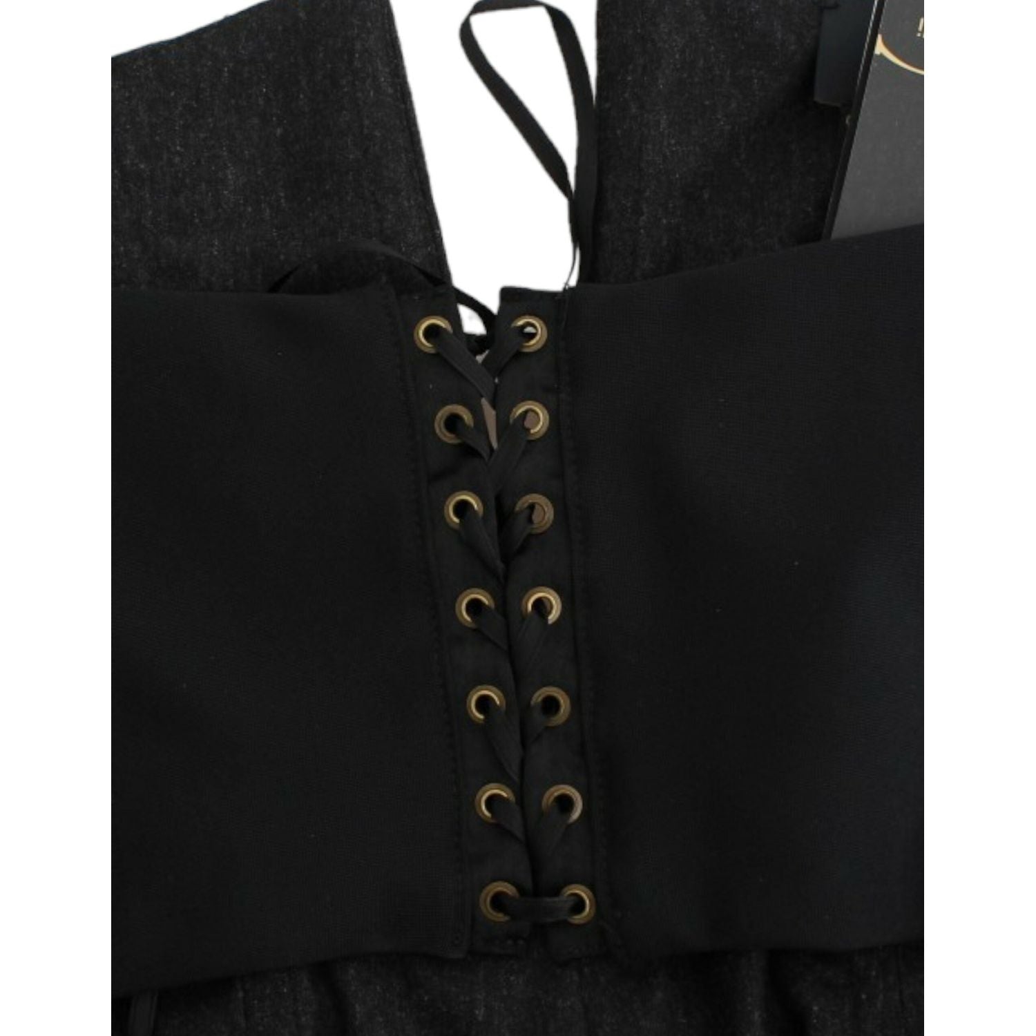 优雅的灰色露肩连衣裙，带有金色点缀