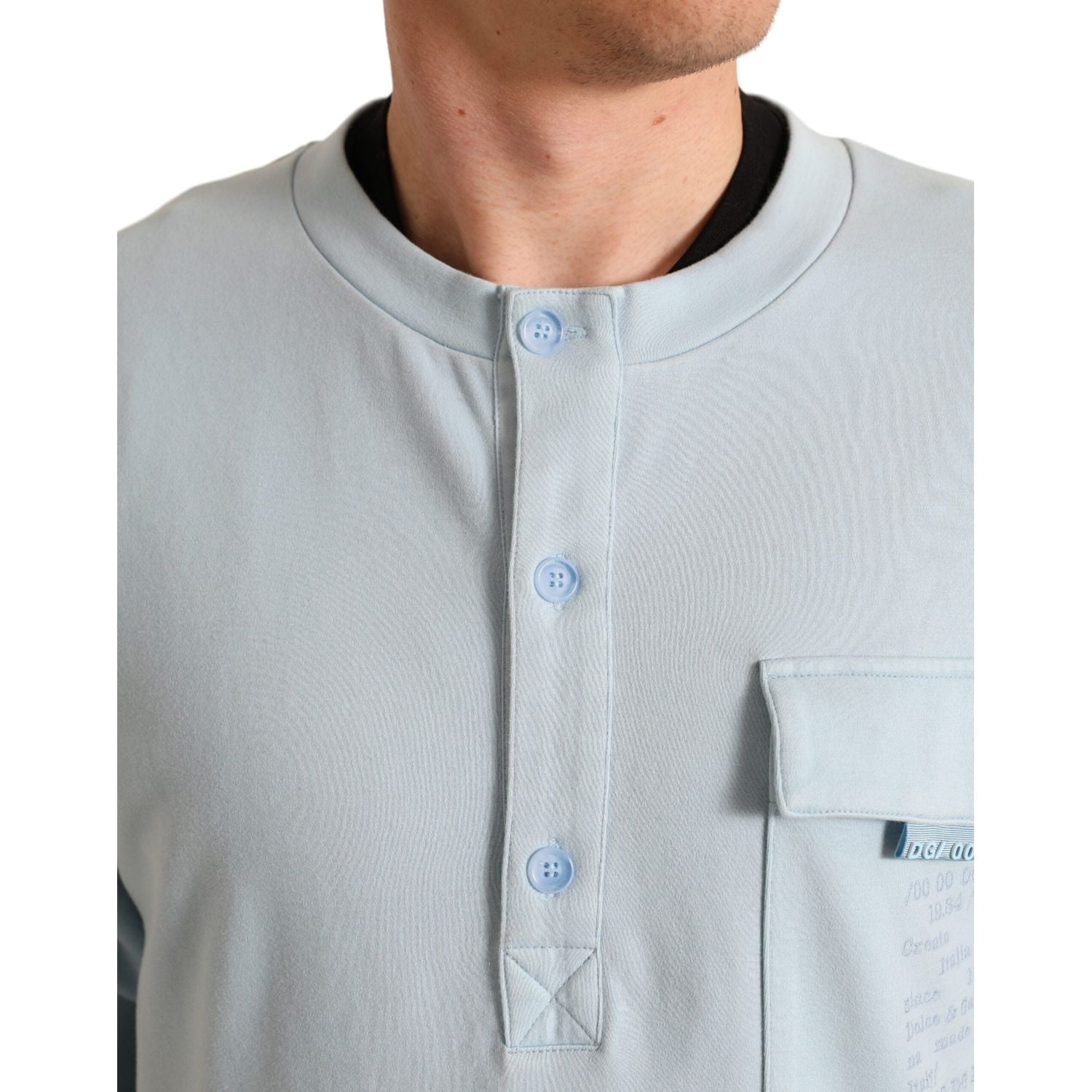 优雅的浅蓝色棉混纺圆领毛衣