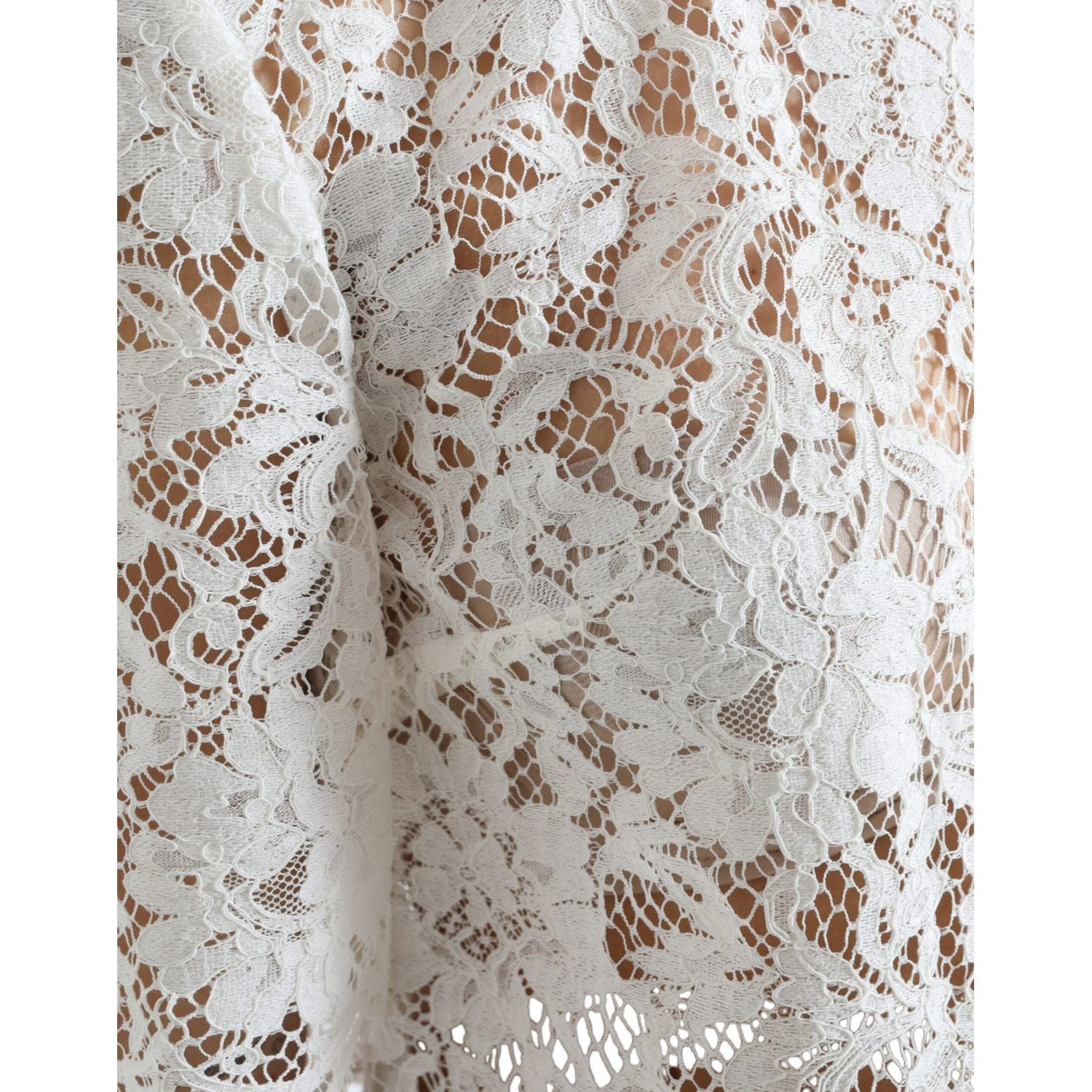 优雅的白色蕾丝衬衫