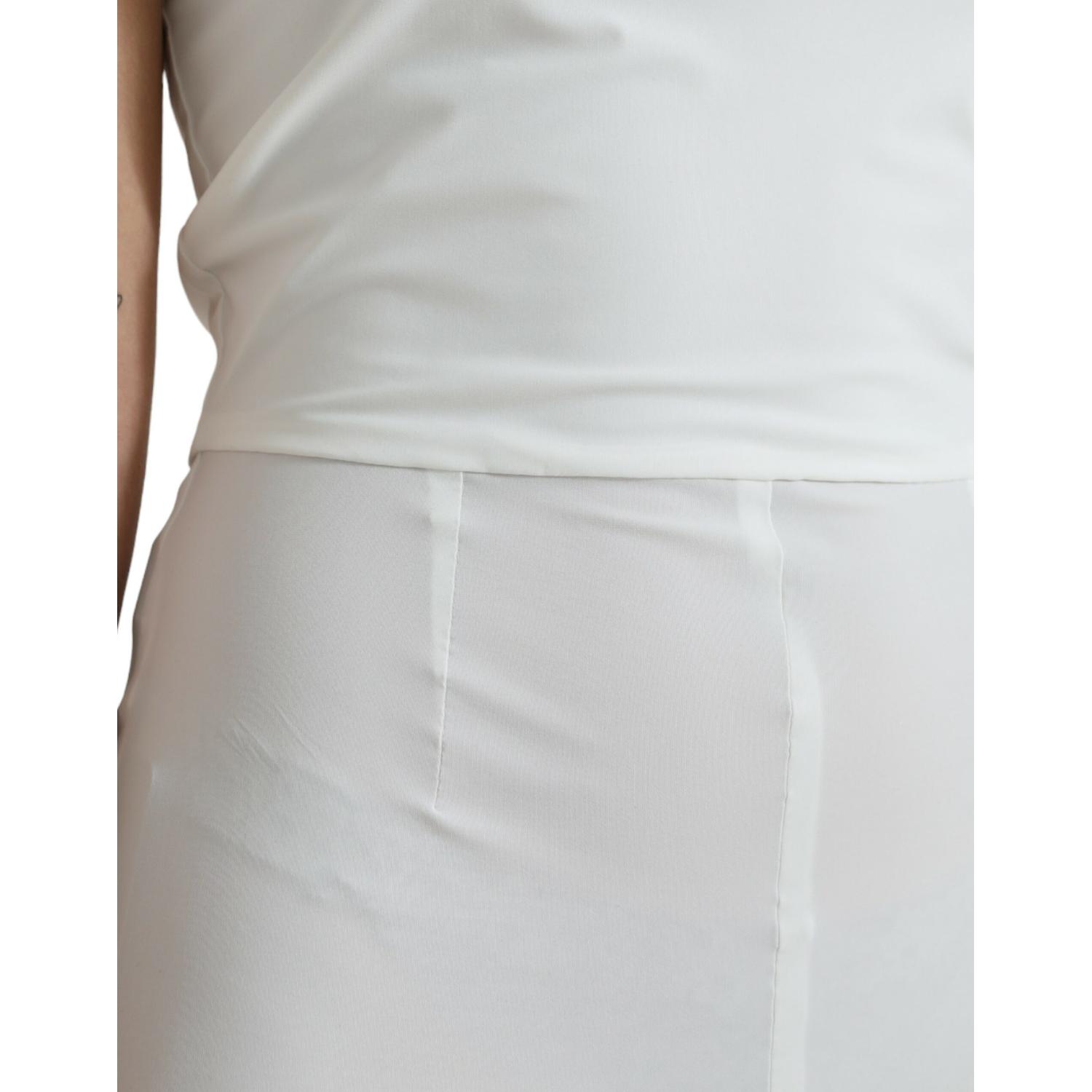 优雅的白色露肩连身裙