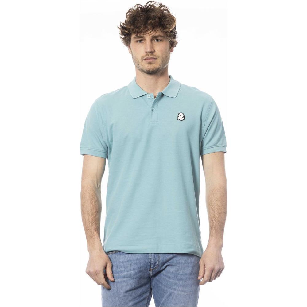 优雅的浅蓝色 Polo 衫
