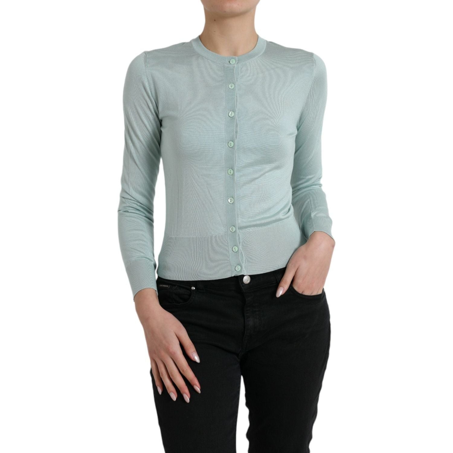 优雅的浅蓝色丝绸开衫