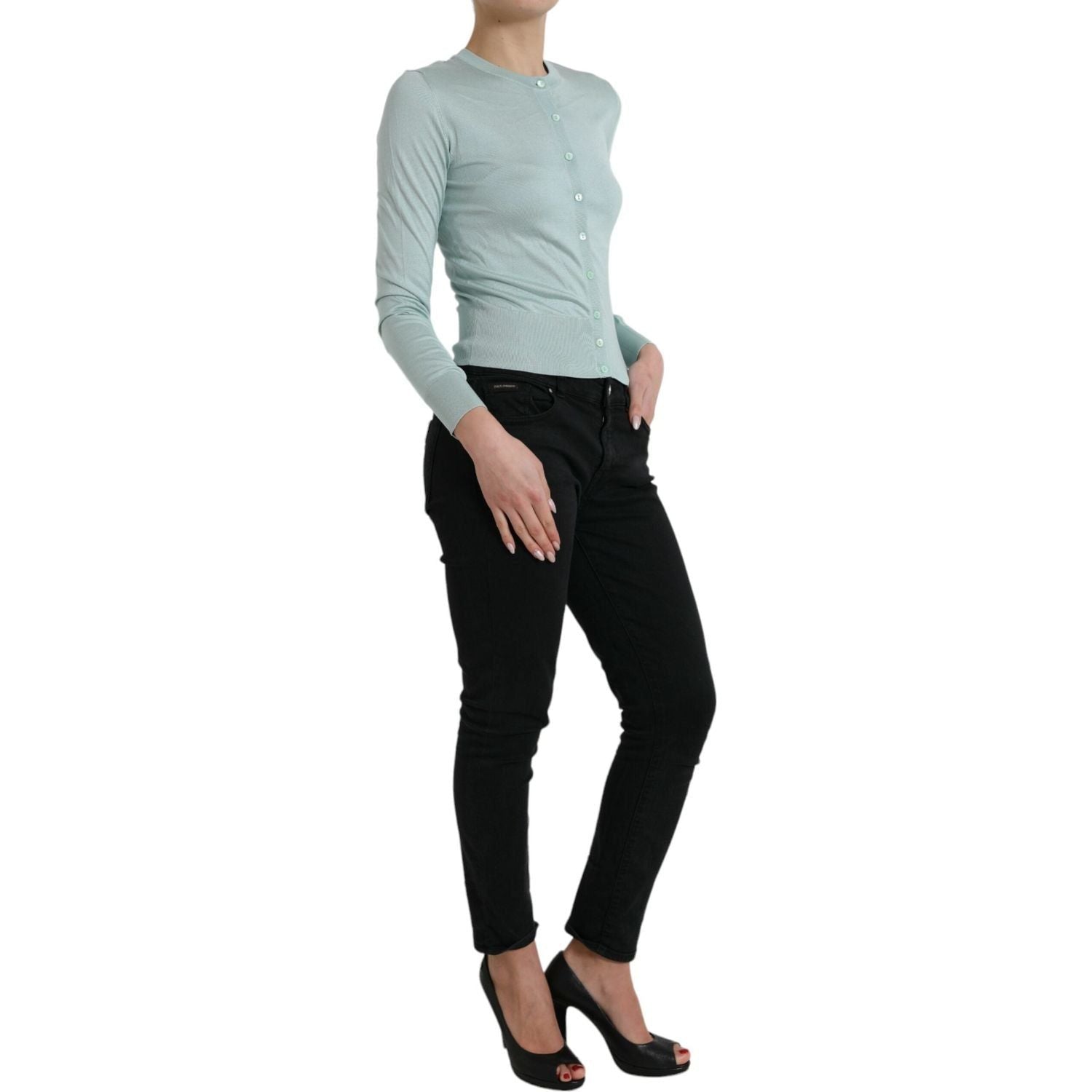 优雅的浅蓝色丝绸开衫