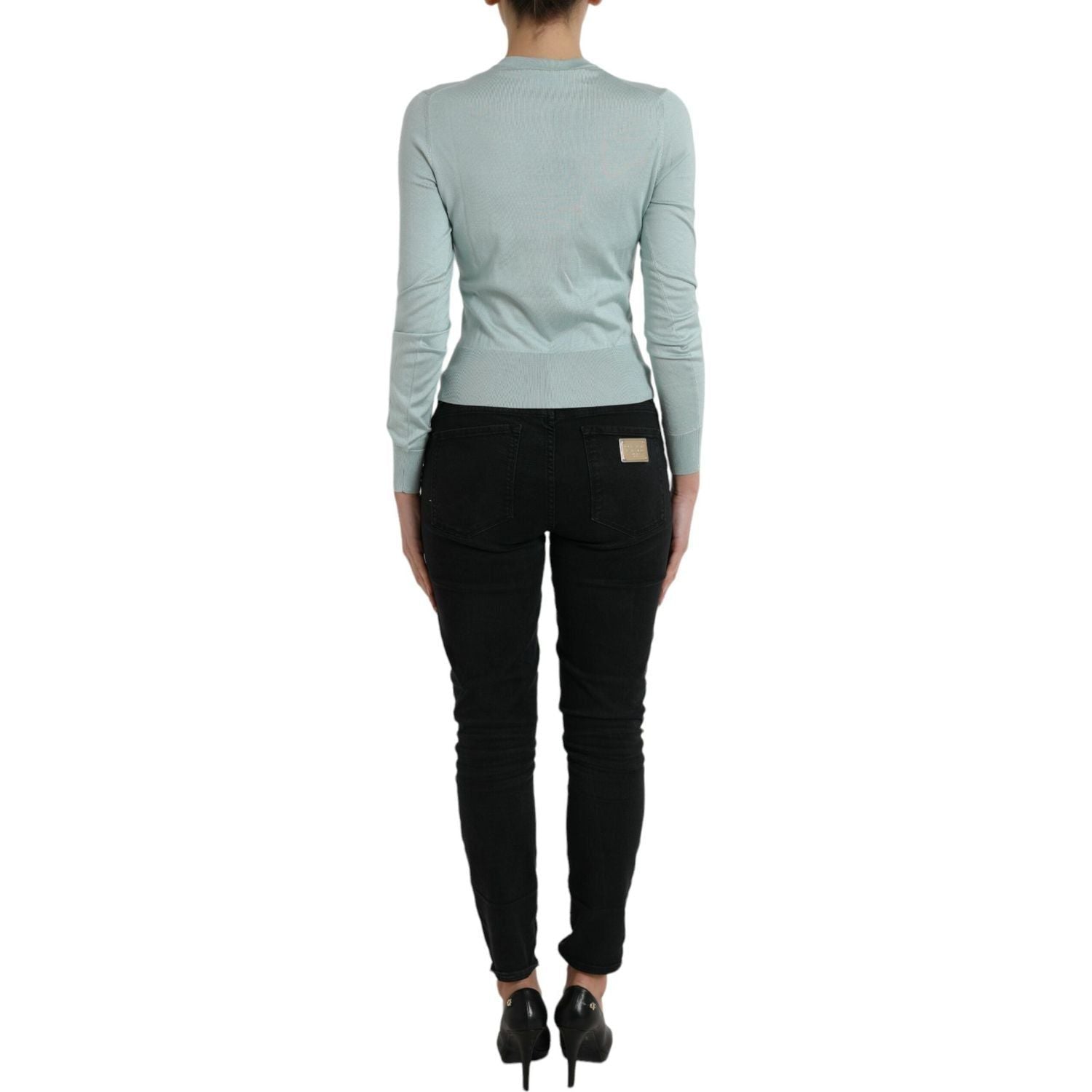 优雅的浅蓝色丝绸开衫