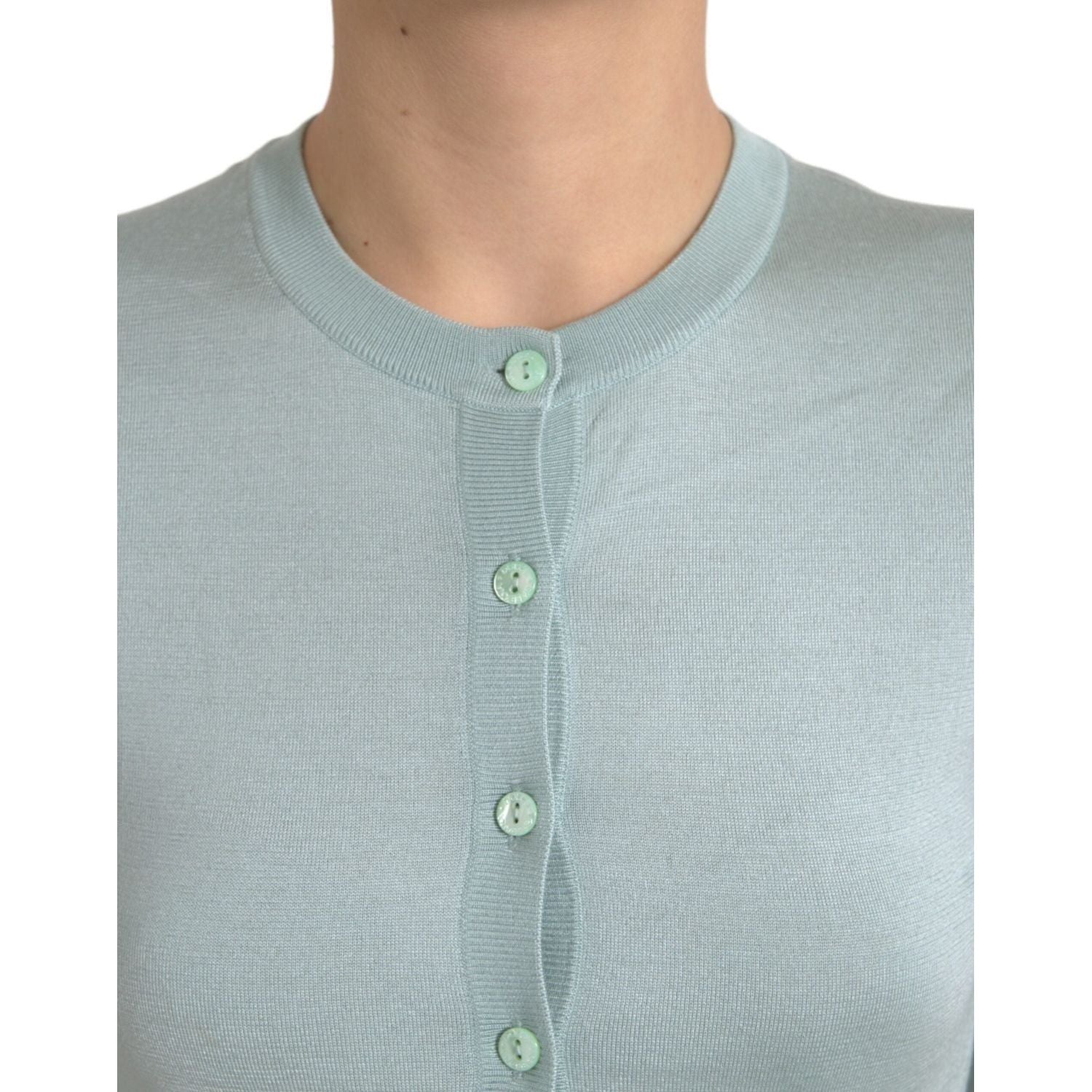 优雅的浅蓝色丝绸开衫