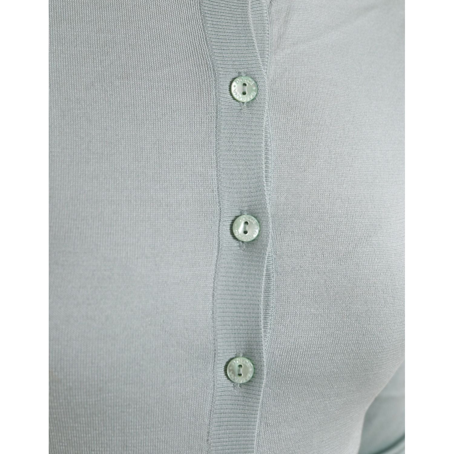 优雅的浅蓝色丝绸开衫