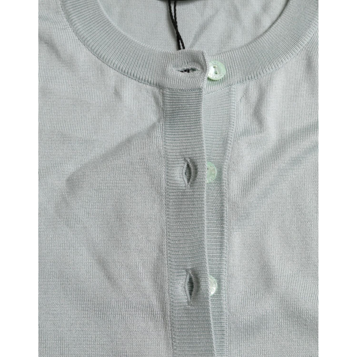 优雅的浅蓝色丝绸开衫