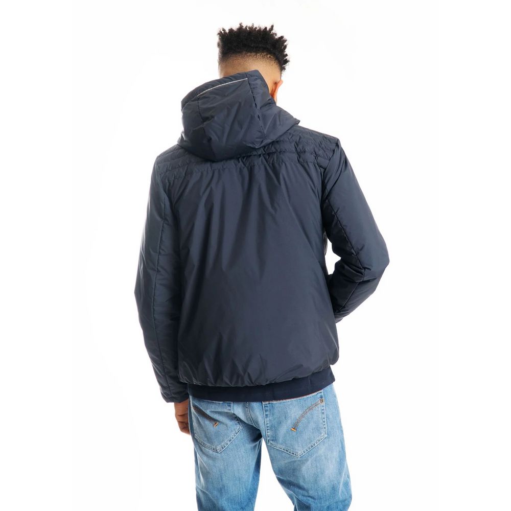 Front view with bag zipped and handles upright.