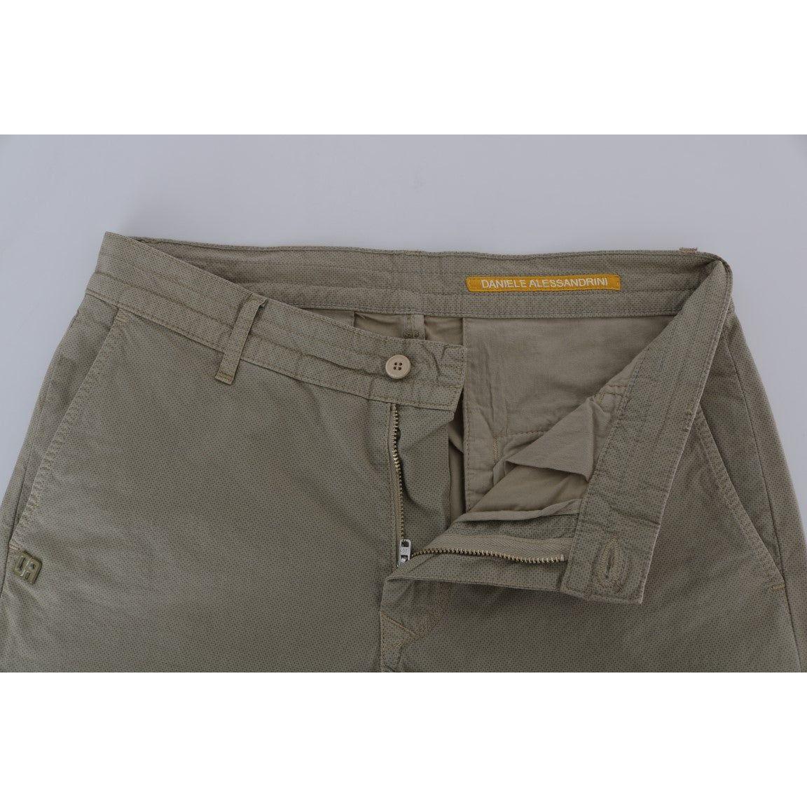 米色修身斜纹棉布裤，彰显精致风格