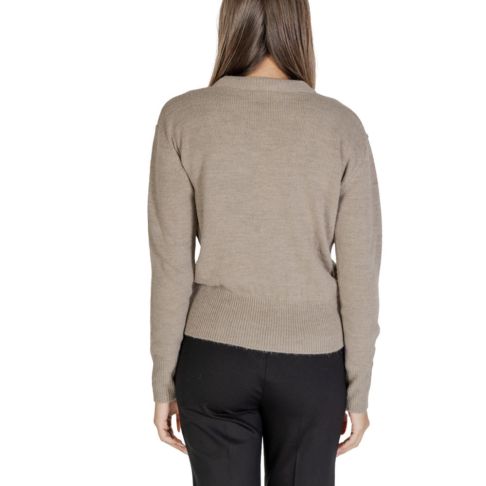 Front view with bag zipped and handles upright.