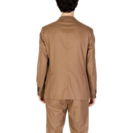 Back view of a man wearing a Hamaki-Ho beige polyester blazer, from the Fall/Winter men's collection.