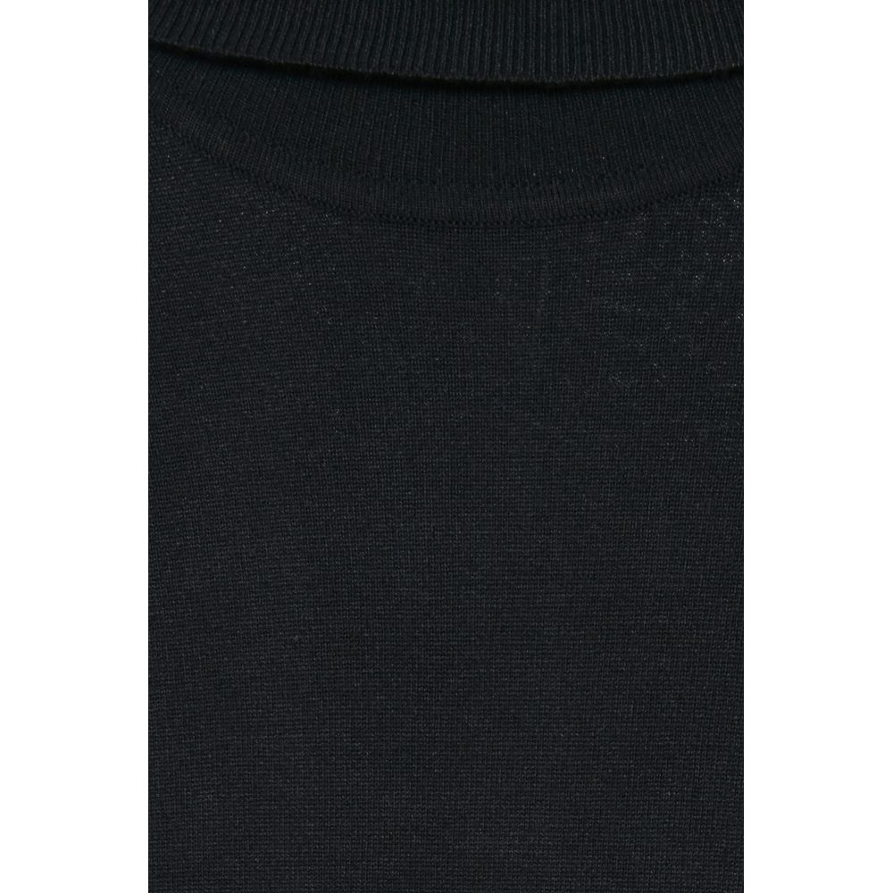 Front view with bag zipped and handles upright.