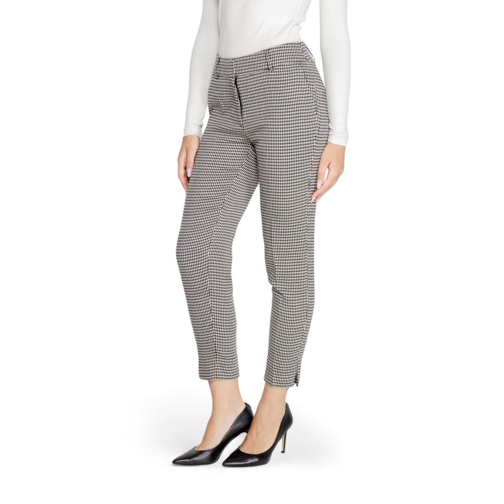 Model wearing Only Black Polyester Pant, women's fall/winter collection, in polyester, viscose, and elastane blend, stylish office wear.