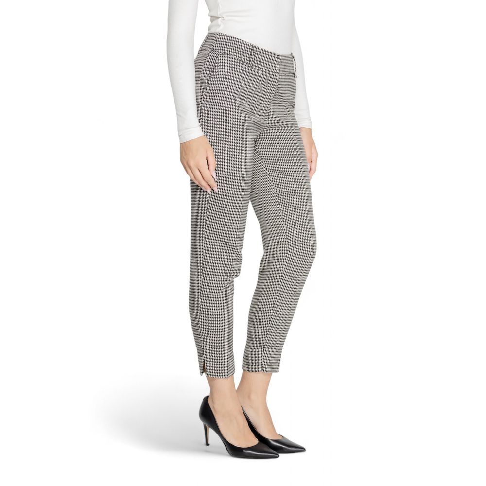 Women's fall/winter fashion Only Black Polyester Pant, side view, cropped design, paired with black heels.
