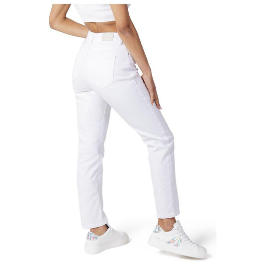 Back view of women's white mom jeans, spring/summer collection, made from 99% cotton and 1% elastane, ideal for casual wear.