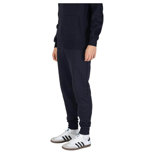 Man wearing Hydra Clothing Blue Cotton Jeans, Fall/Winter collection, 60% cotton, 40% polyester, styled with casual sneakers.