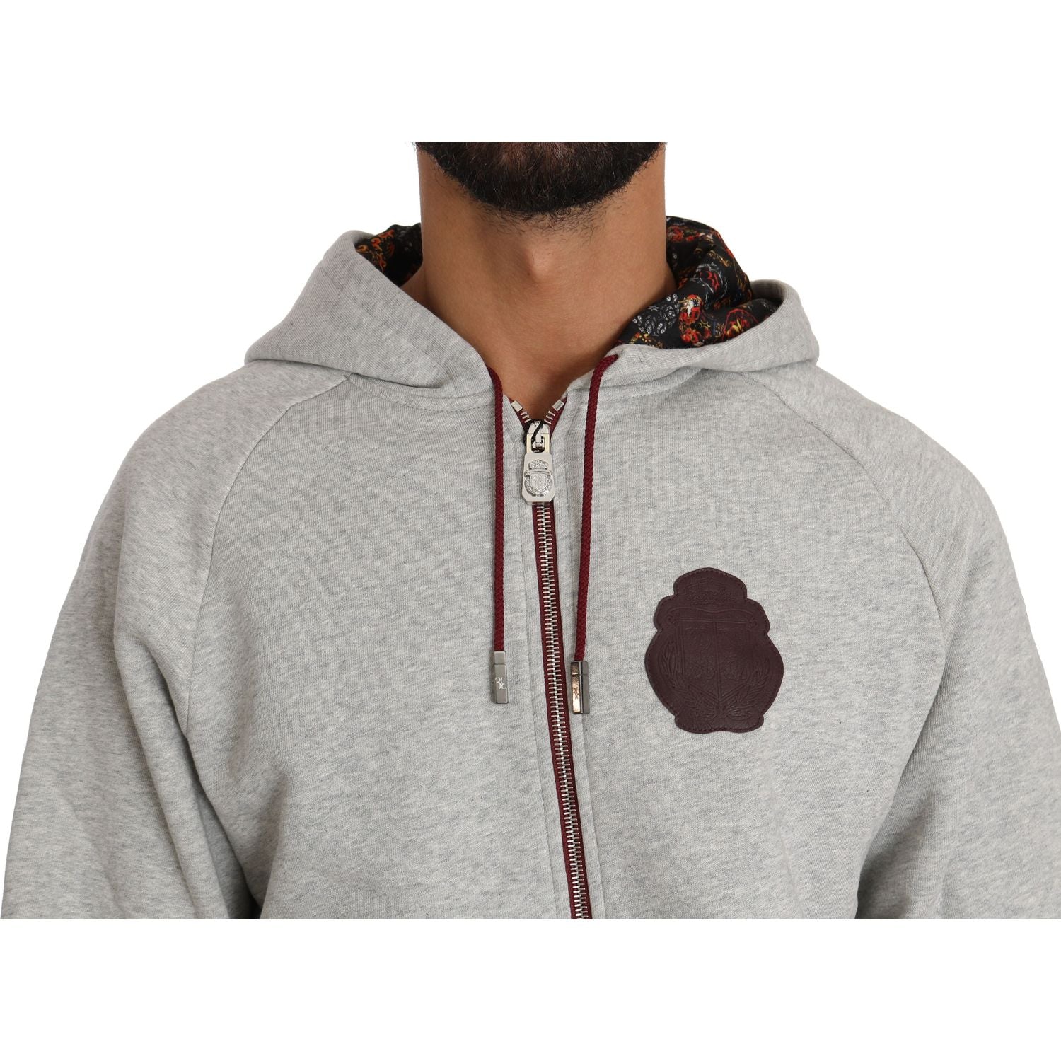 优雅的灰色连帽运动服套装