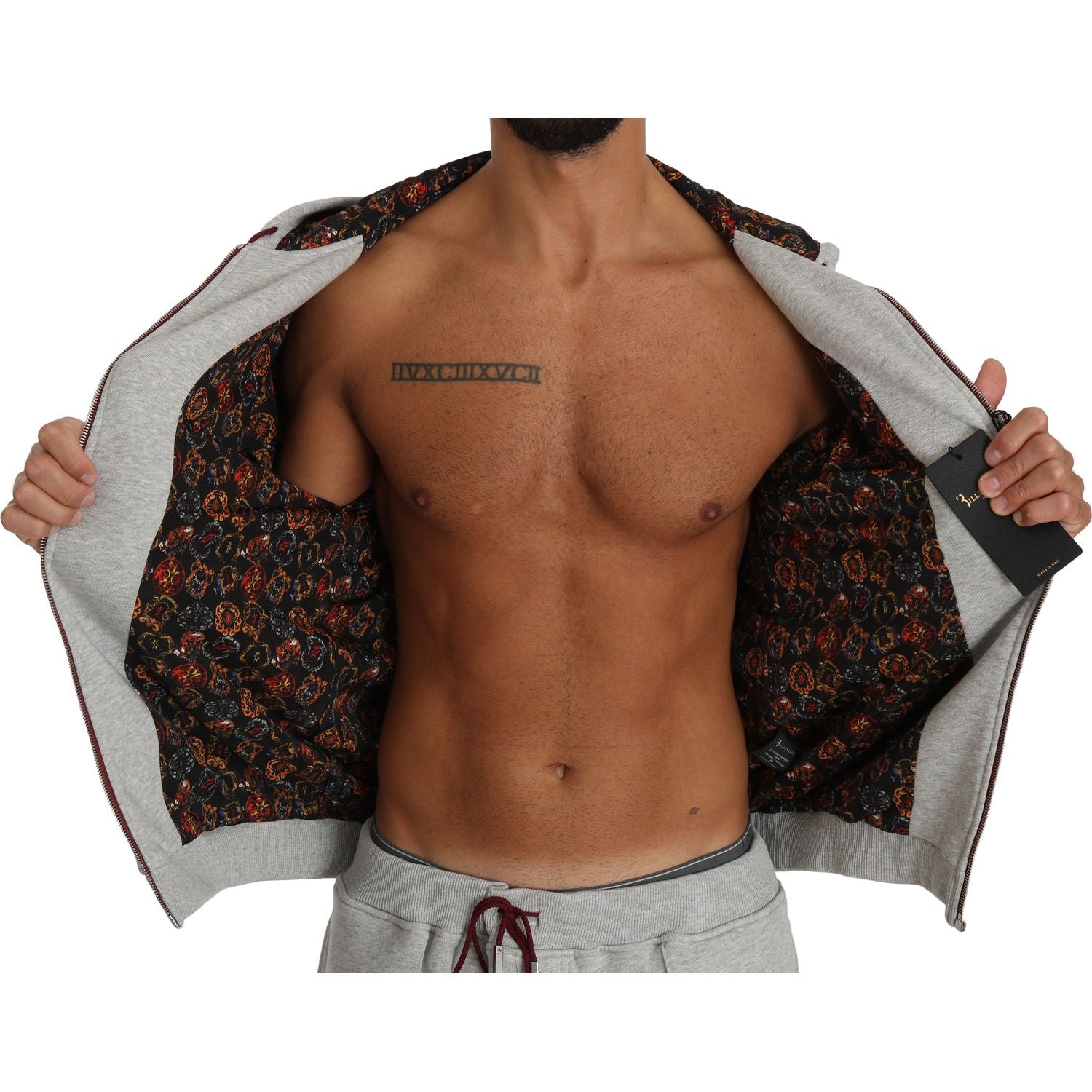 优雅的灰色连帽运动服套装