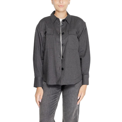 Jacqueline De Yong Black Recycled Cotton Blouse with long sleeves and loose fit, model wearing casual modern recycled shirt.