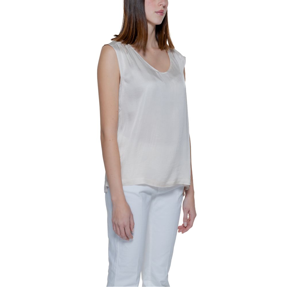 Front view with bag zipped and handles upright.