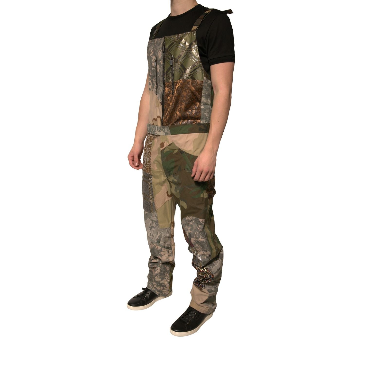 Front view with bag zipped and handles upright.