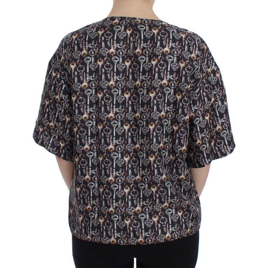 بلوزة من الحرير من مجموعة Enchanted Sicily من Dolce &amp; Gabbana بطبعة مفتاحية