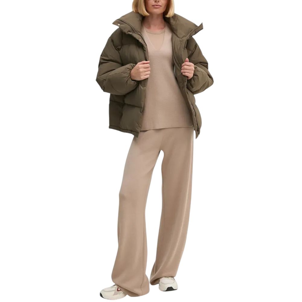 Front view with bag zipped and handles upright.