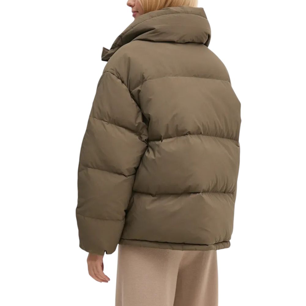 Front view with bag zipped and handles upright.