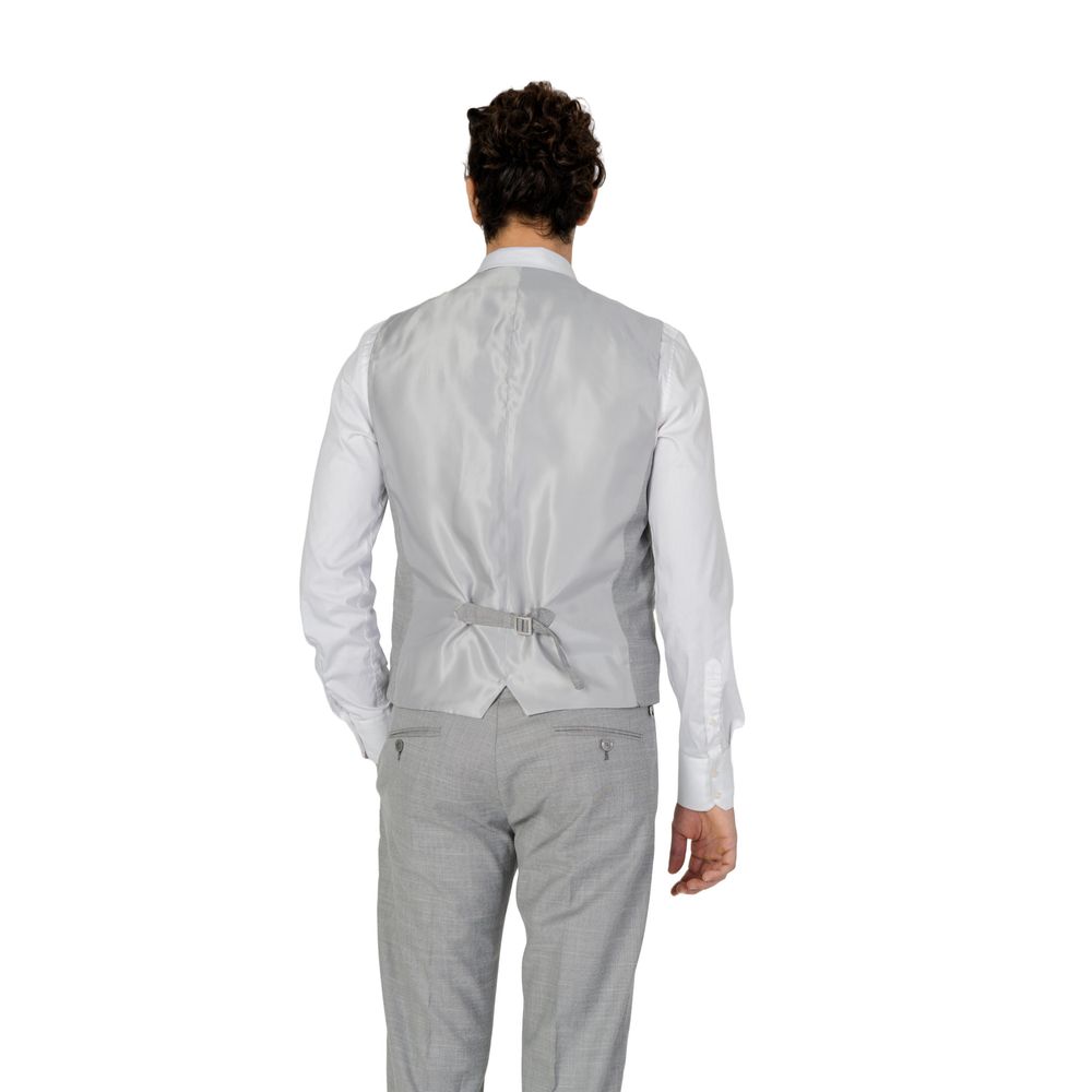 Front view with bag zipped and handles upright.