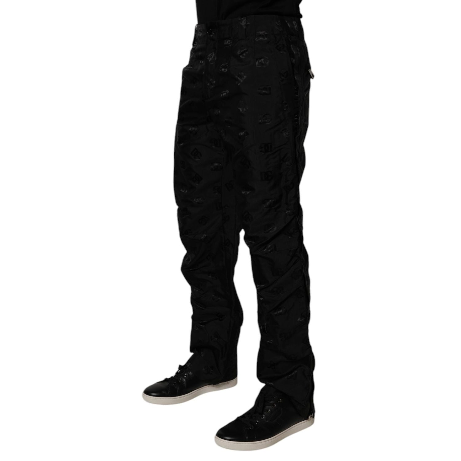 Front view with bag zipped and handles upright.