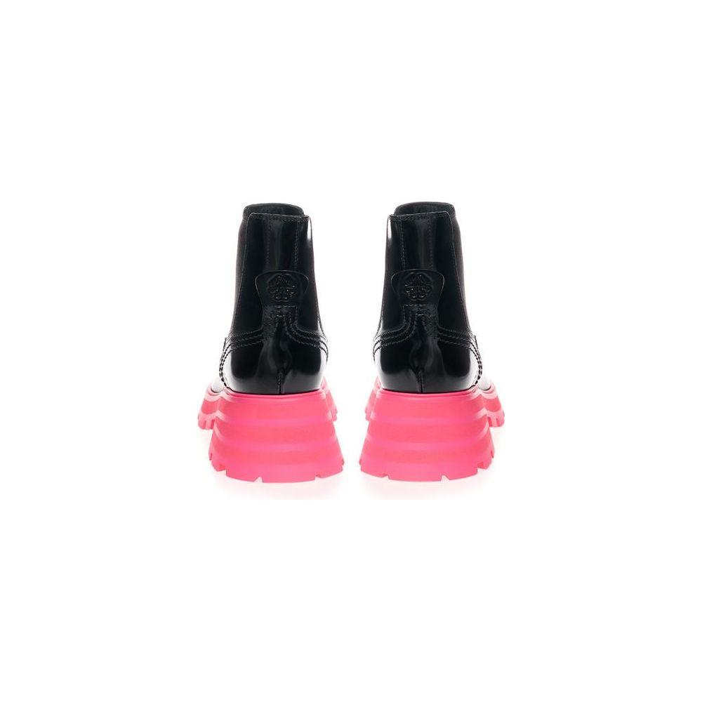 优雅的黑色皮靴