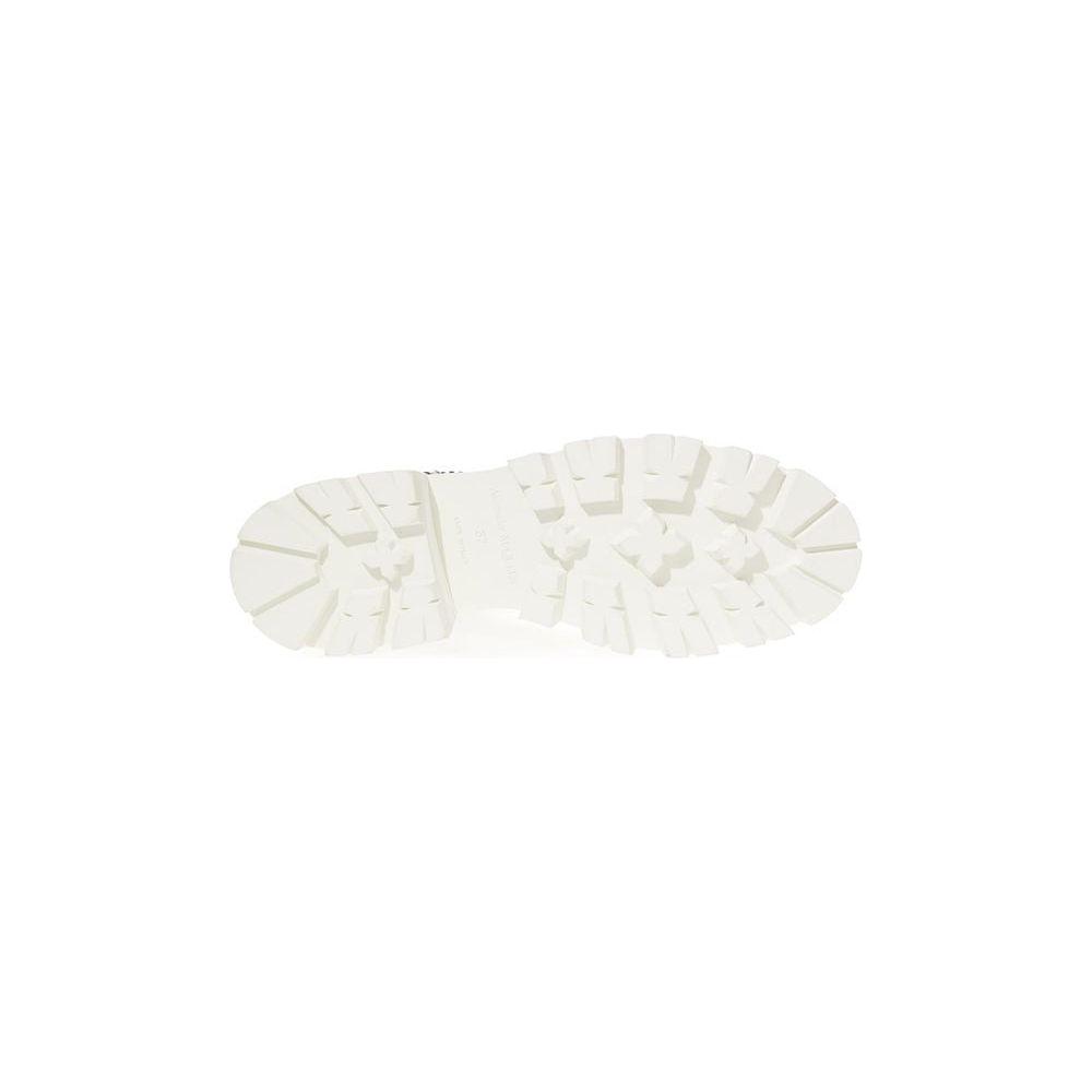 优雅的永恒黑色皮靴