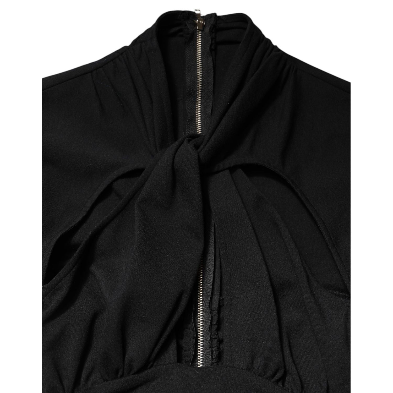 Front view with bag zipped and handles upright.