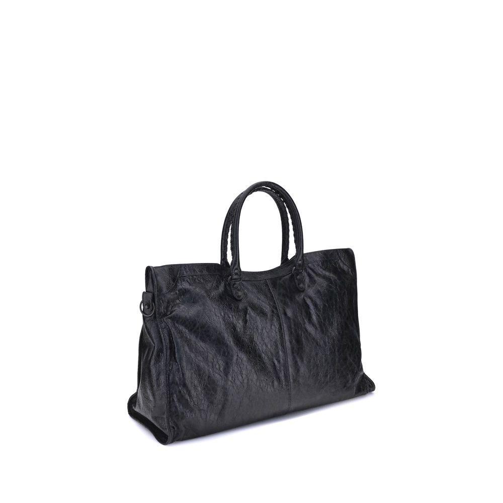 Front view with bag zipped and handles upright.