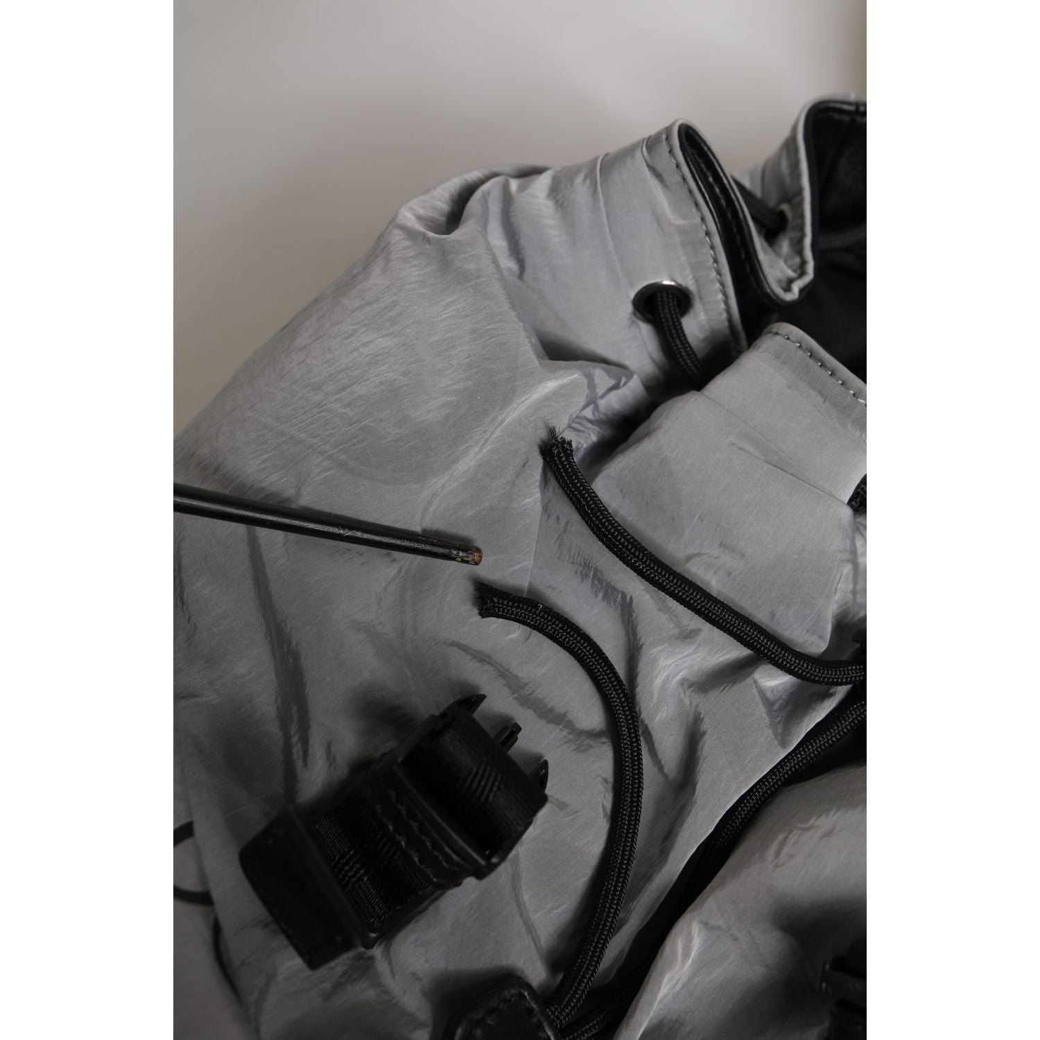 Front view with bag zipped and handles upright.