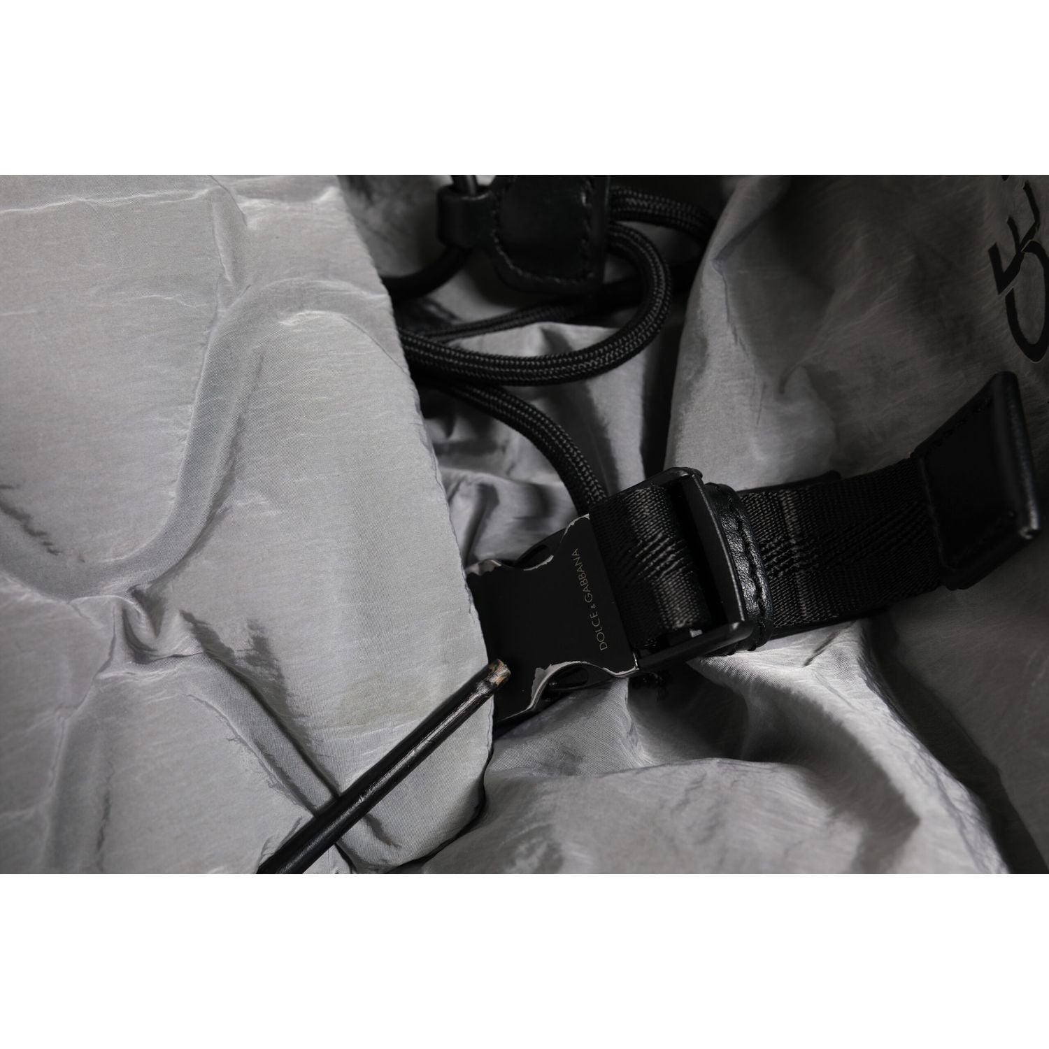 Front view with bag zipped and handles upright.