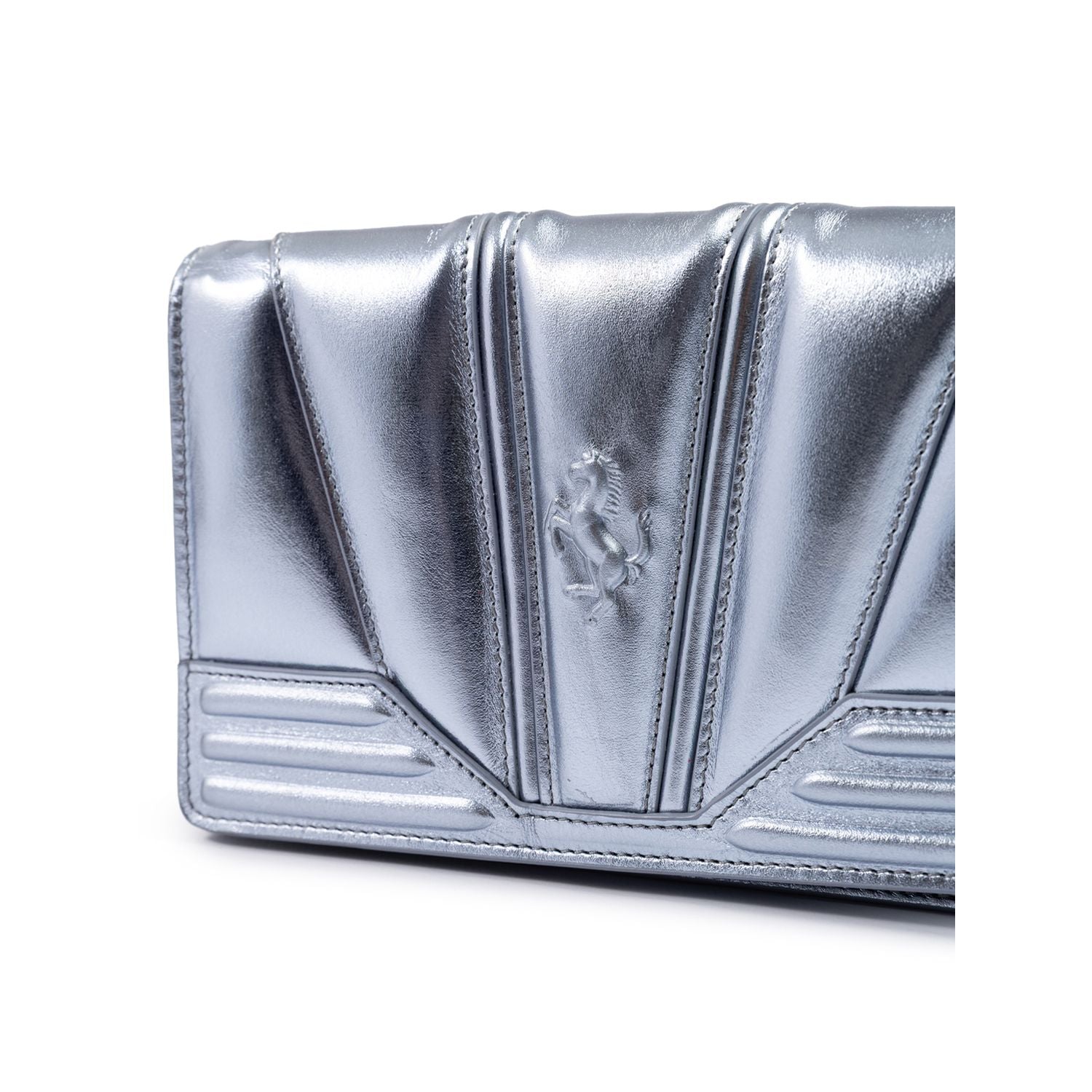 Front view with bag zipped and handles upright.