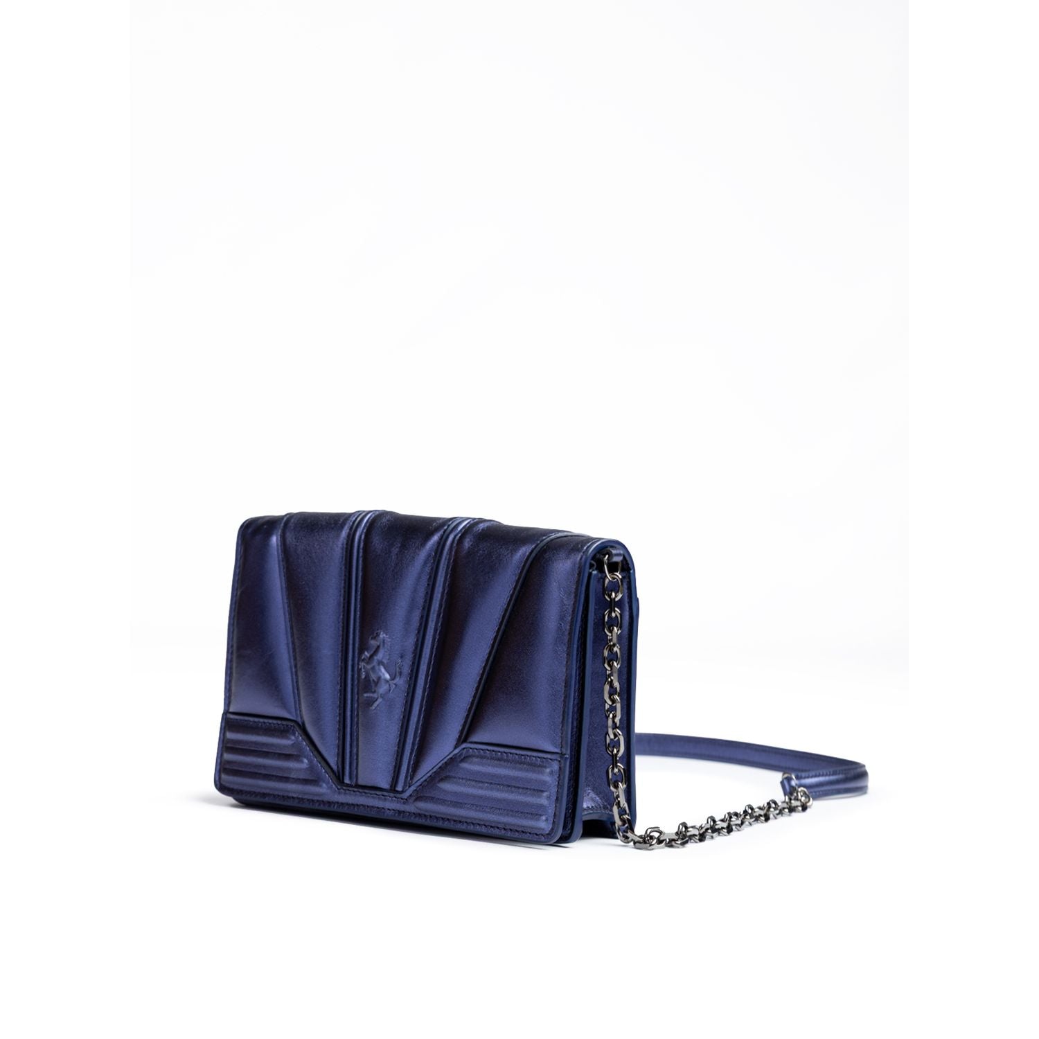 Front view with bag zipped and handles upright.