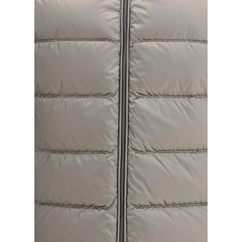 Front view with bag zipped and handles upright.