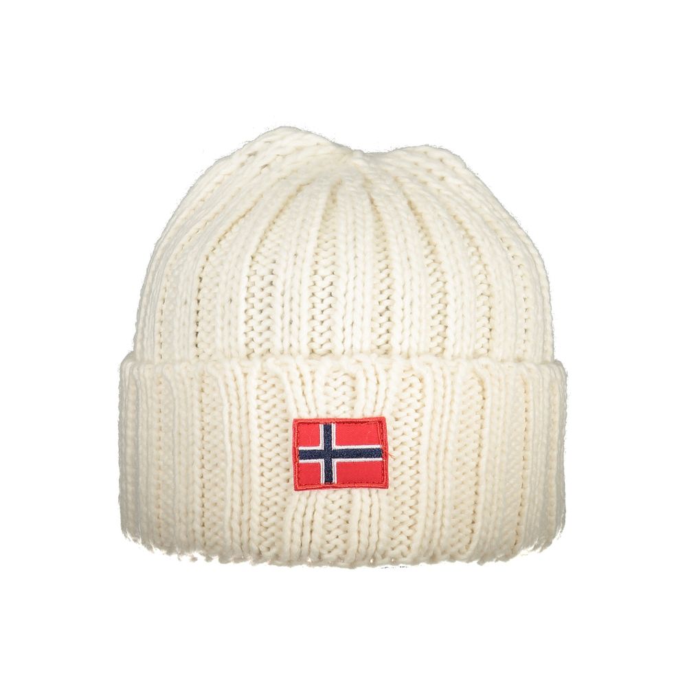 White knitted cap with Norway flag emblem, representing elegance and style. Ideal for fashion-forward individuals seeking a timeless accessory.